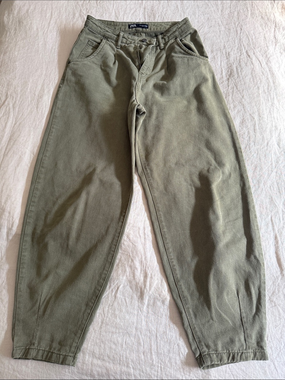 Zara High-Waisted Balloon Leg Jeans in a khaki/olive green denim Sz 36 USA 4